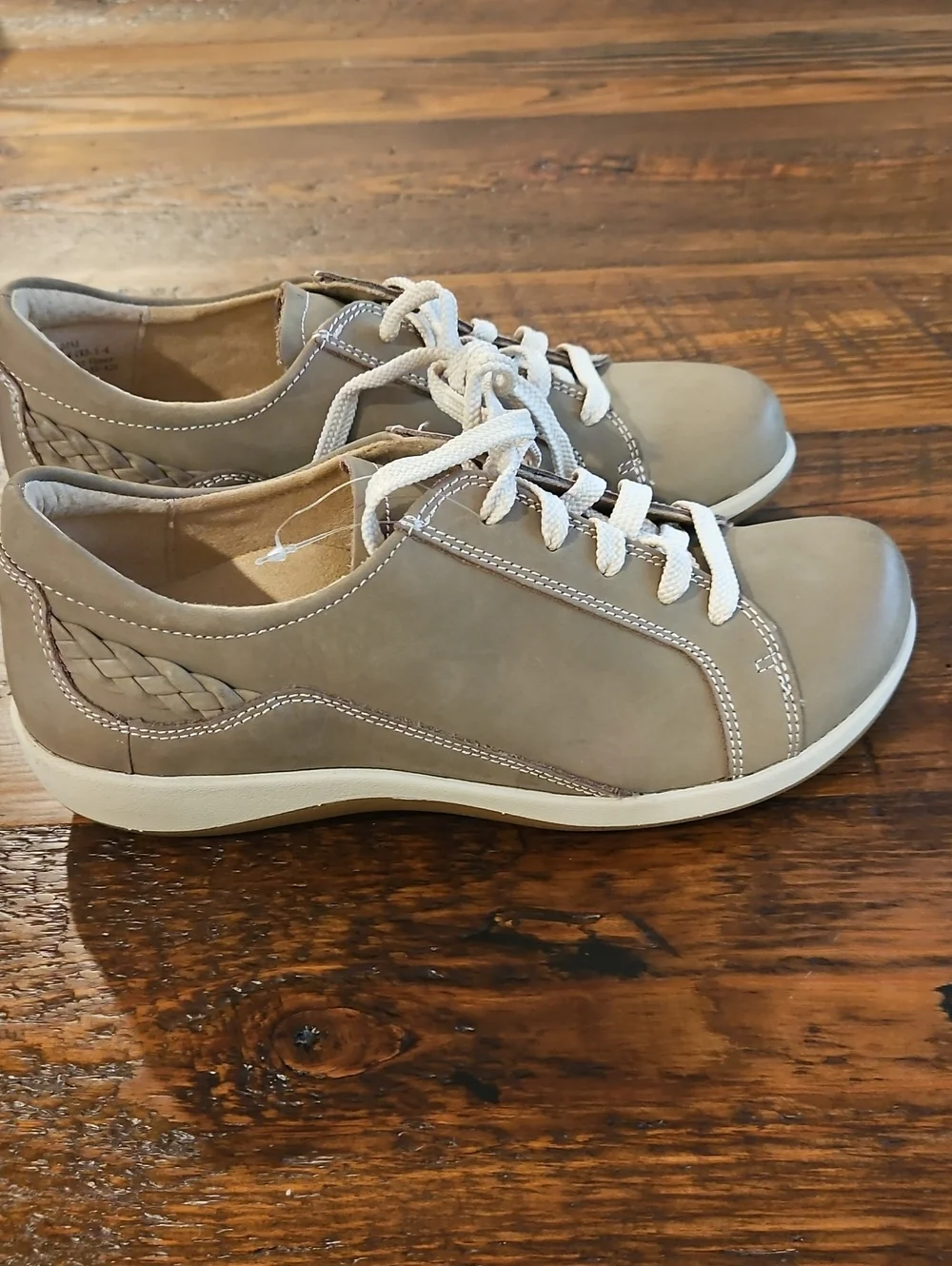 NWOB aetrex  Dana Women’s Taupe Casual Lace-Up Oxford  /Sneaker